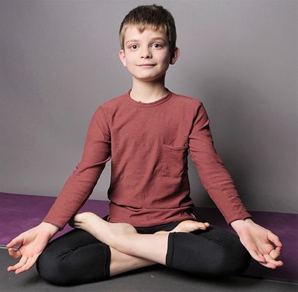 Un enfant en posture de pranayama