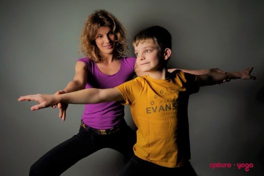Posture de yoga de face d'un enfant et de son professeur